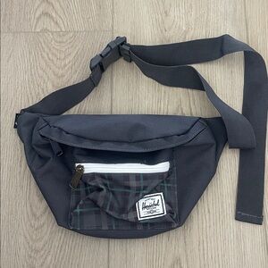 ❤️NEW!!!❤️ Herschel waist pack with adjustable strap. Can wear as front pack.